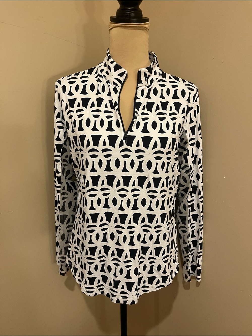 IBKUL Black & White Geometric Long Sleeve 1/4 ZipSplit Golf Top, size medium